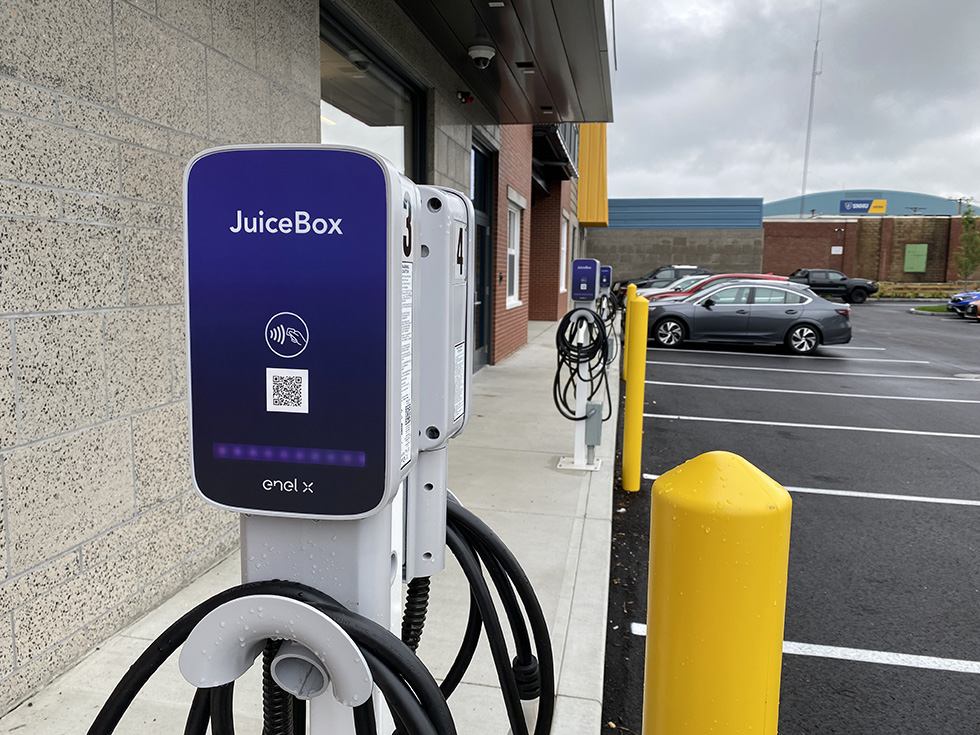 Red Oak Coworking and Office Suites' parking and EV charging at 409 Elm Street